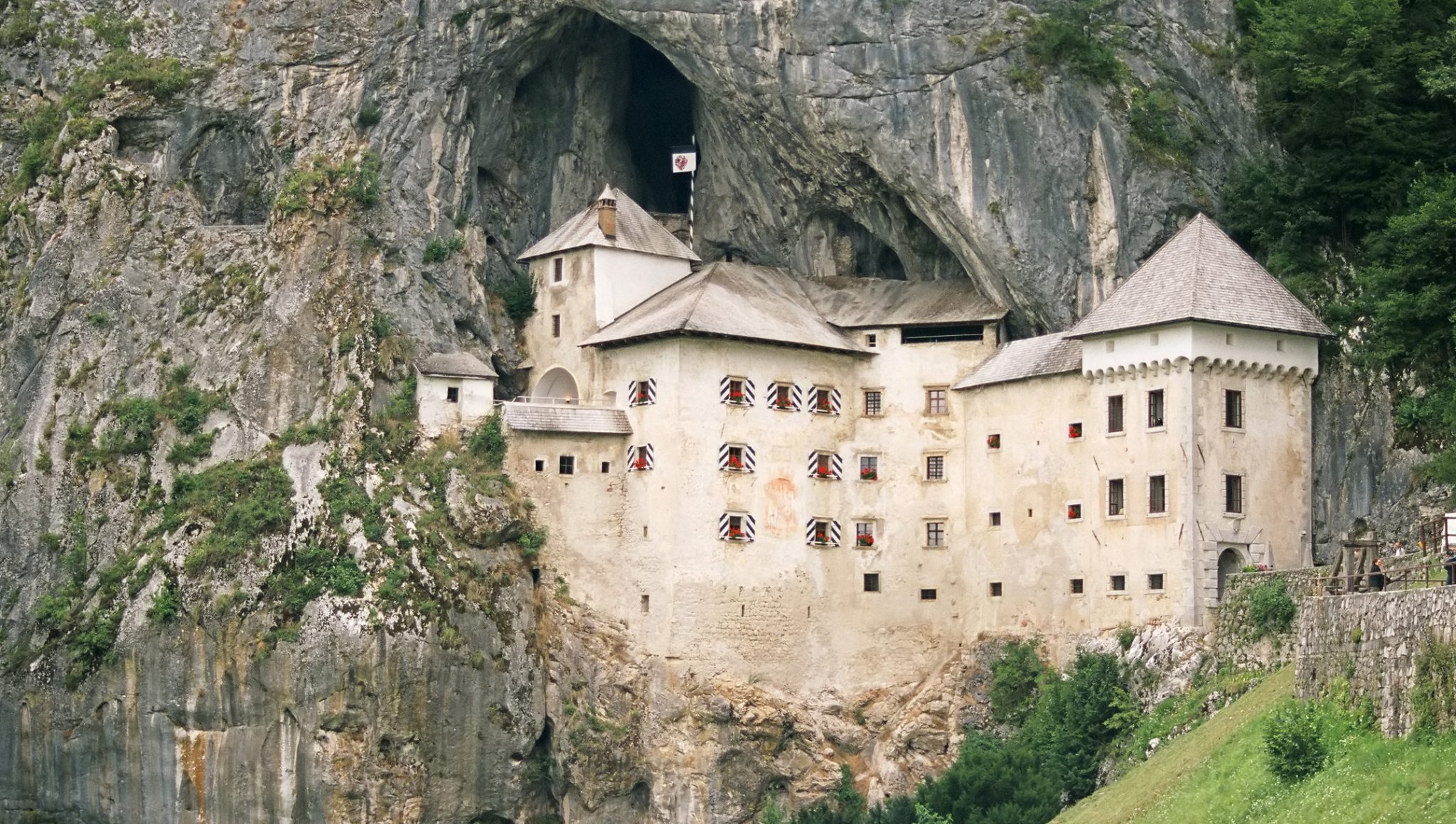 Maailman suurin luolalinna. Se on hyvin erityinen ja ainutlaatuinen, listattu yhdeksi mailman kymmenestä kiehtovimmasta linnasta ja niin romanttinen etta monet pariskunnat valitsevat sen hääpaikakseen.