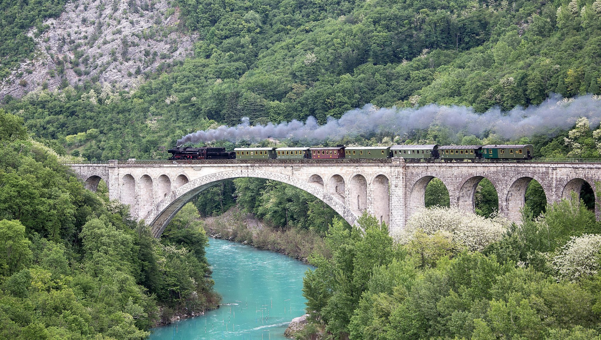Solkan silta on näkyvin Bohinjin rautatiereitin silloista ja myos yksi Slovenian kuuluisimmista silloista.