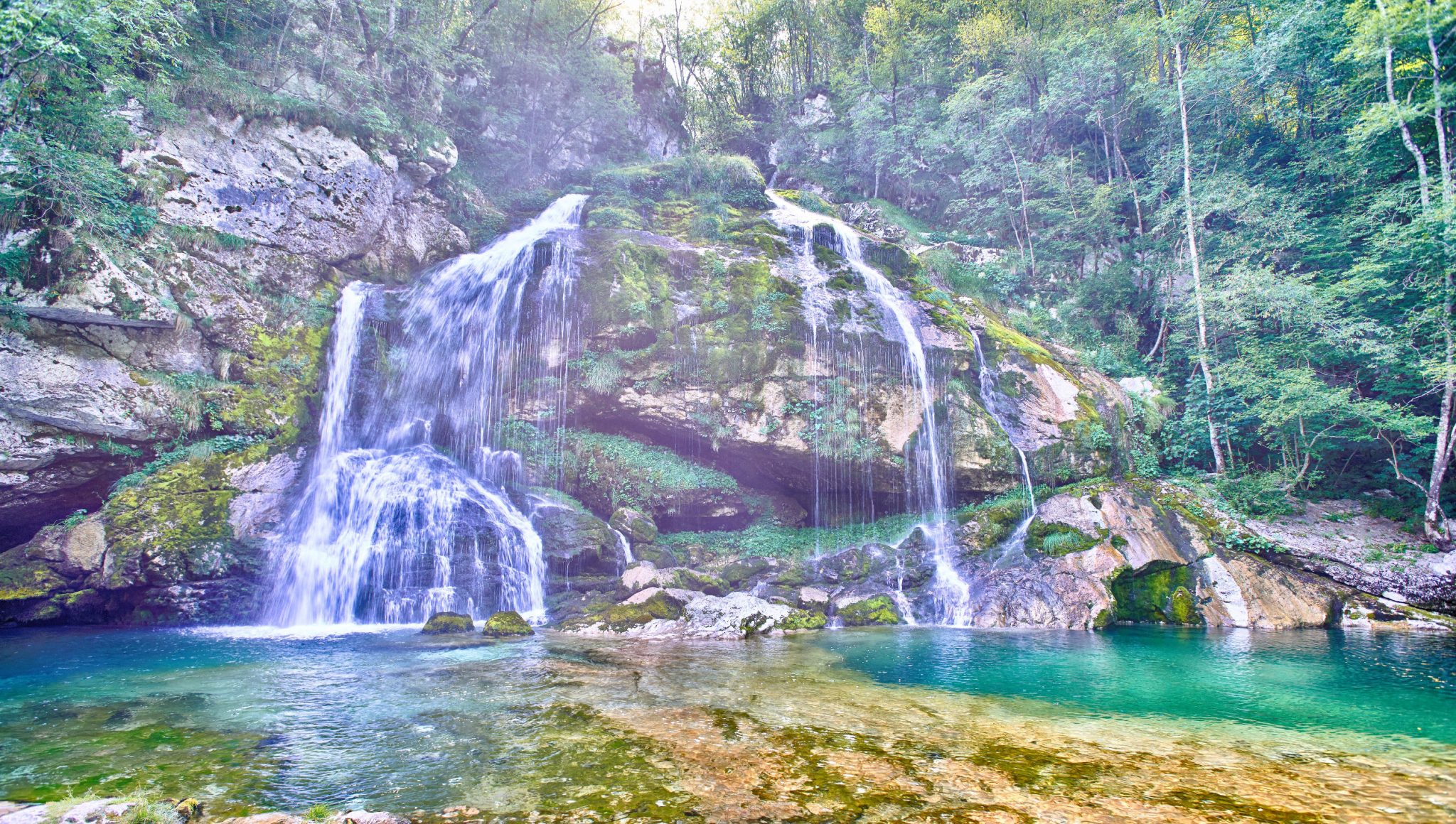 Virjen vesiputous on taianomainen paikka ja loistava etenkin valokuvaajille,   rakastuneille pareille ja kaikille jotka hakevat rentoutusta.